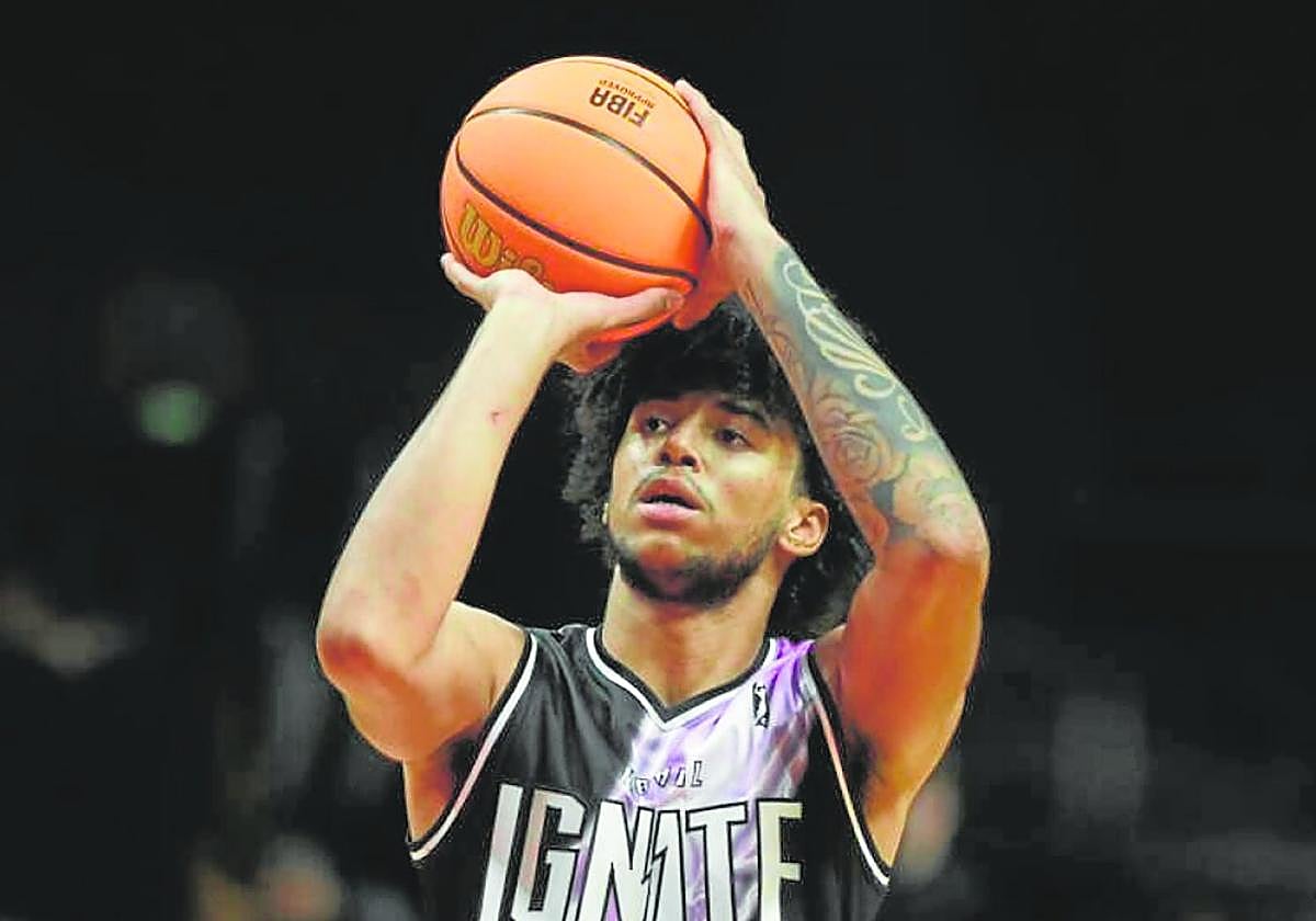 Izan Almansa seprepara para lanzar acanasta en un partidode la G-League.