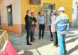 Marcos Ortuño visitó ayer las obras en la plaza de la Iglesia.