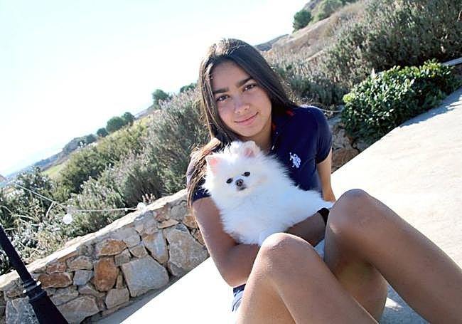 2023. A sus 13 años sube un escalón en su carrera deportiva, arropada por sus padres y su perrita 'Bella'.