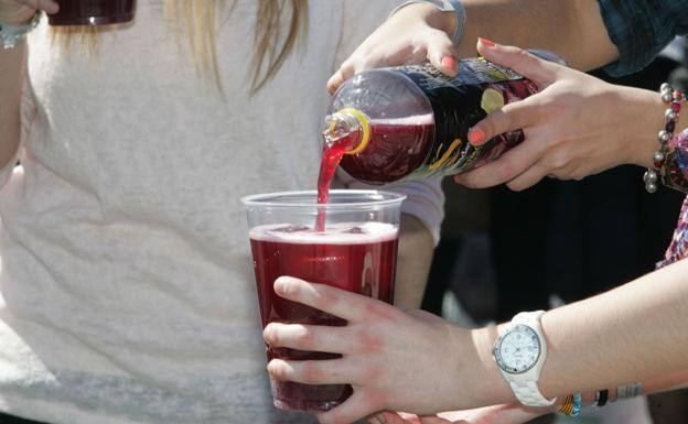 Jóvenes consumen alcohol, en una imagen de archivo.