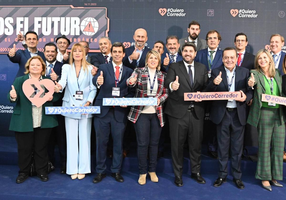 Parte de la delegación empresarial e institucional de la Región de Murcia que asistió ayer al acto en Ifema-Madrid, encabezada por López Miras.