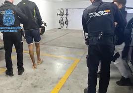 Dos de los detenidos, junto a agentes de la Policía Nacional.