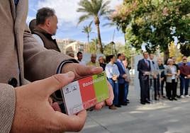 El Bono Tricolor y, al fondo, el alcalde y los presidentes de las Juntas Municipales, con los que se ha reunido este jueves en la Plaza Circular de Murcia.