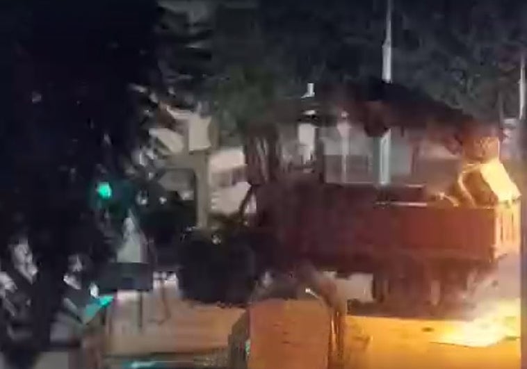 El camión pluma, antes de huir, tras cargar el cajero del banco en Librilla.