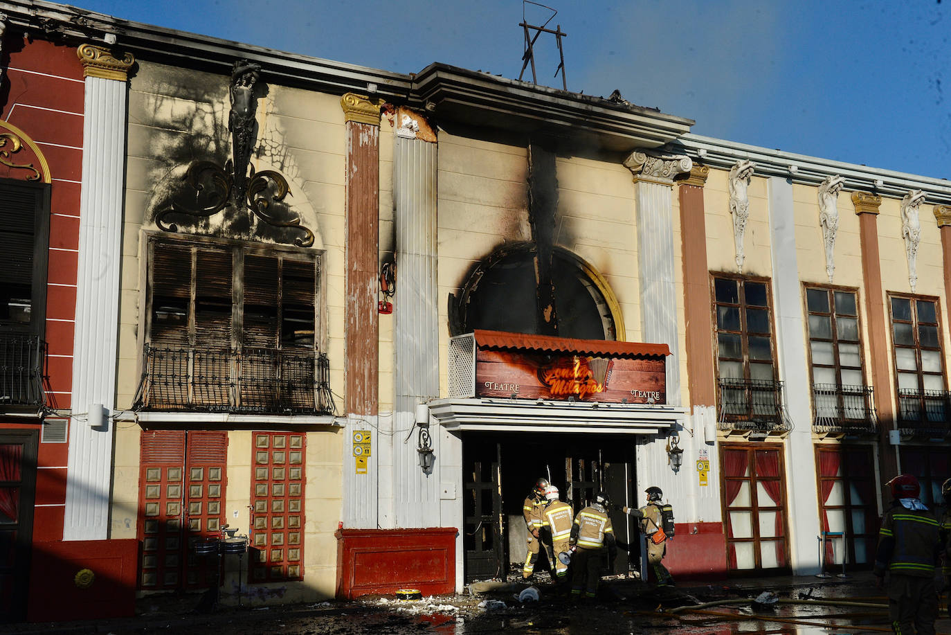 Efectivos de bomberos en la entrada de Fonda Milagros, la mañana del incendio.