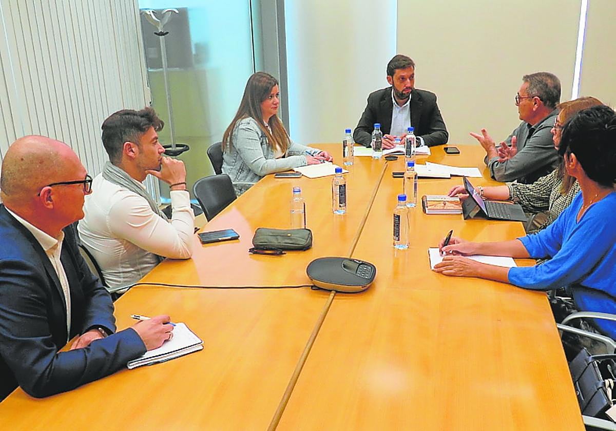Autoridades y representantes del sector, ayer durante la constitución de la mesa de seguimiento.