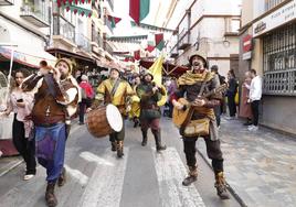 Juglares animan con su música el mercado medieval en el casco antiguo.