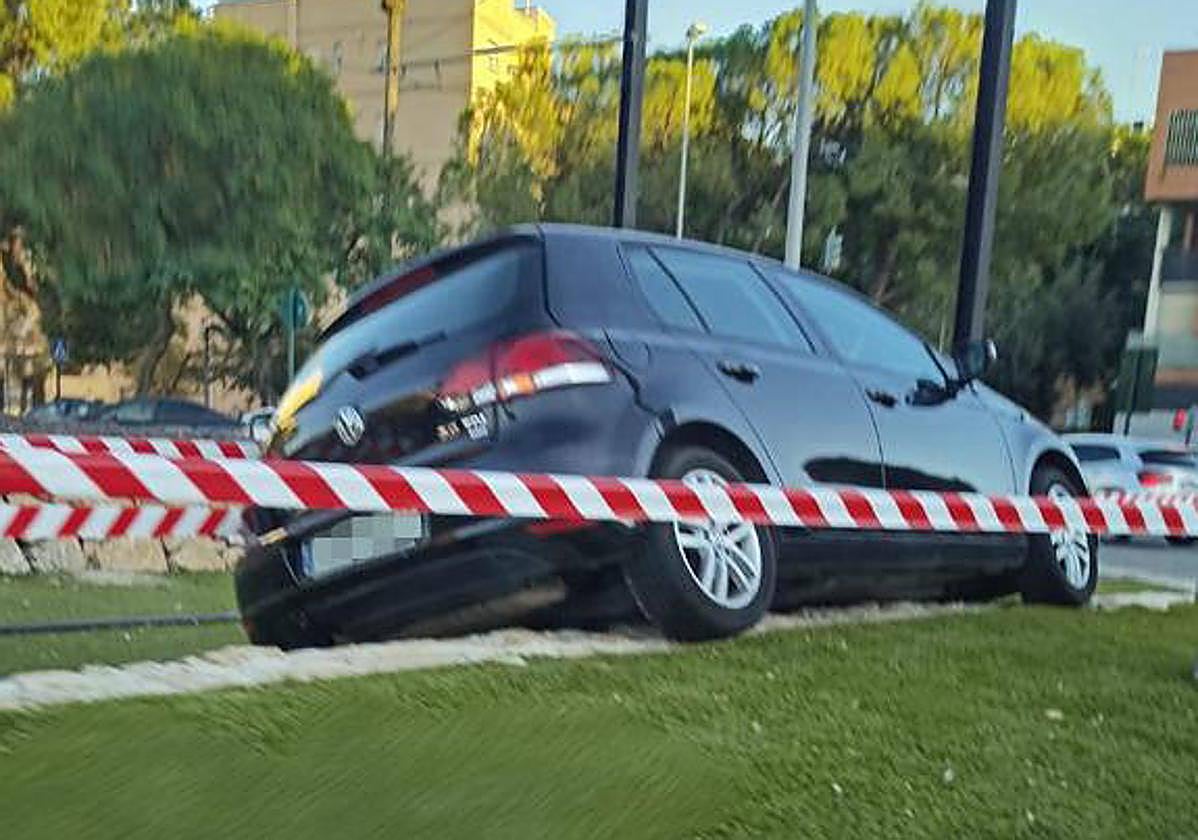 Estado del vehículo que quedó bloqueando las vías del tranvía este viernes.