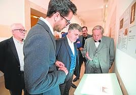 Momento de la inaguración ayer, con el comisario, Juan Antonio López Delgado, a la derecha.