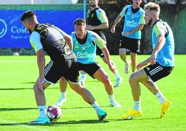 Dani Vega, con el balón, presionado por Larrea y Santos durante uno de los entrenamientos de esta semana.