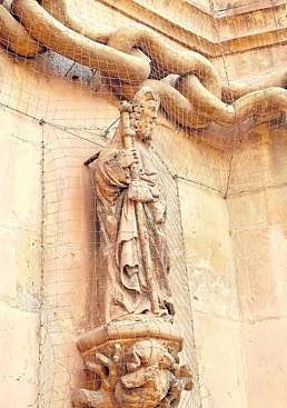 Imagen - La supuesta representación del obispo en el exterior de la capilla.