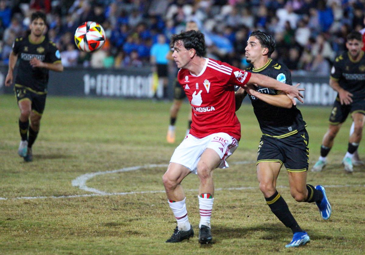 Iker Guarrotxena aguanta el balón en el partido contra el Intercity.