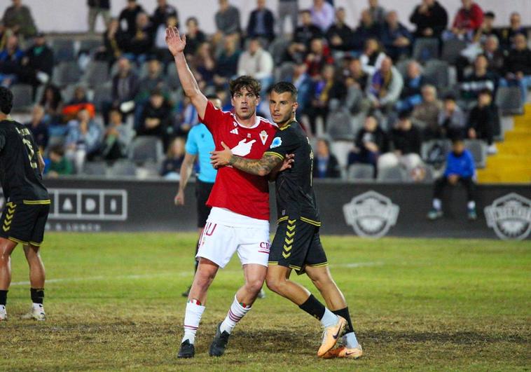 Iker Guarrotxena pide el balón, mientras es defendido por un jugador del Intercity.