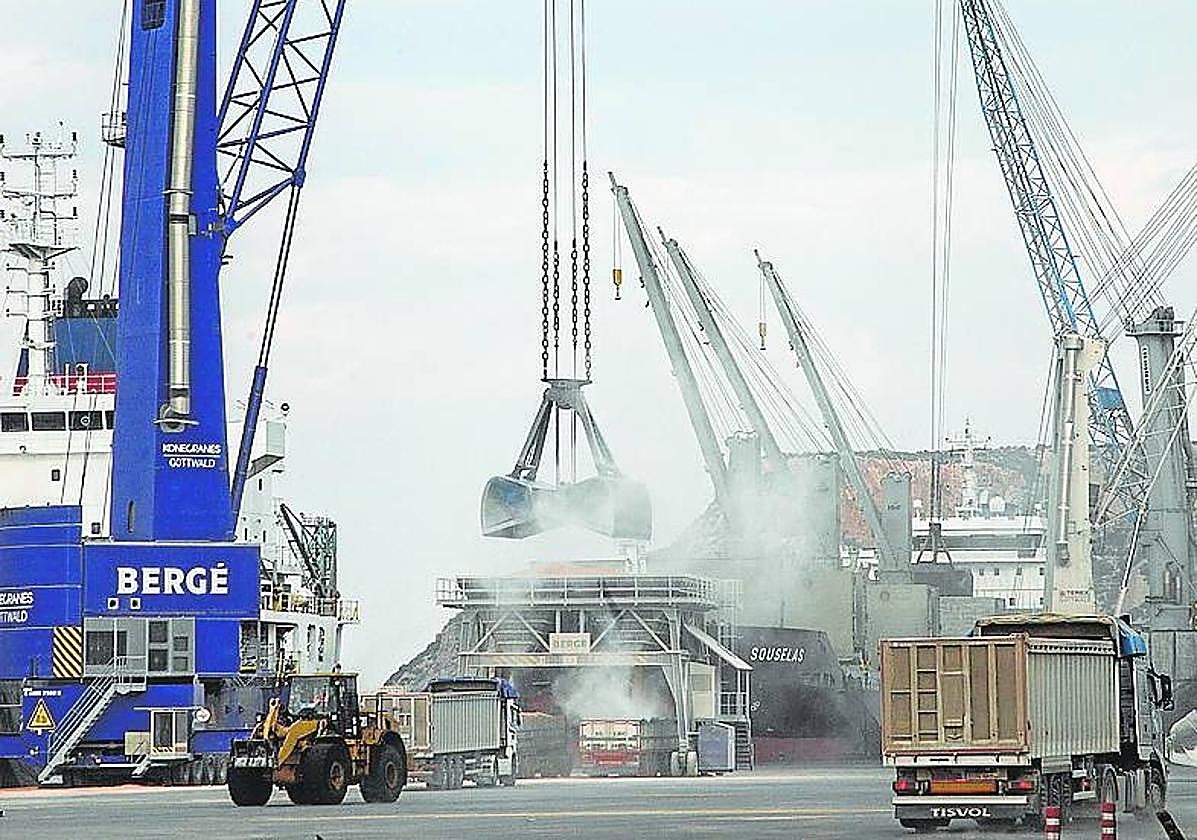 Descarga de cereal en Escombreras, en una imagen de archivo.