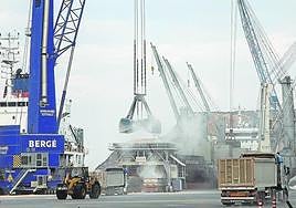 Descarga de cereal en Escombreras, en una imagen de archivo.