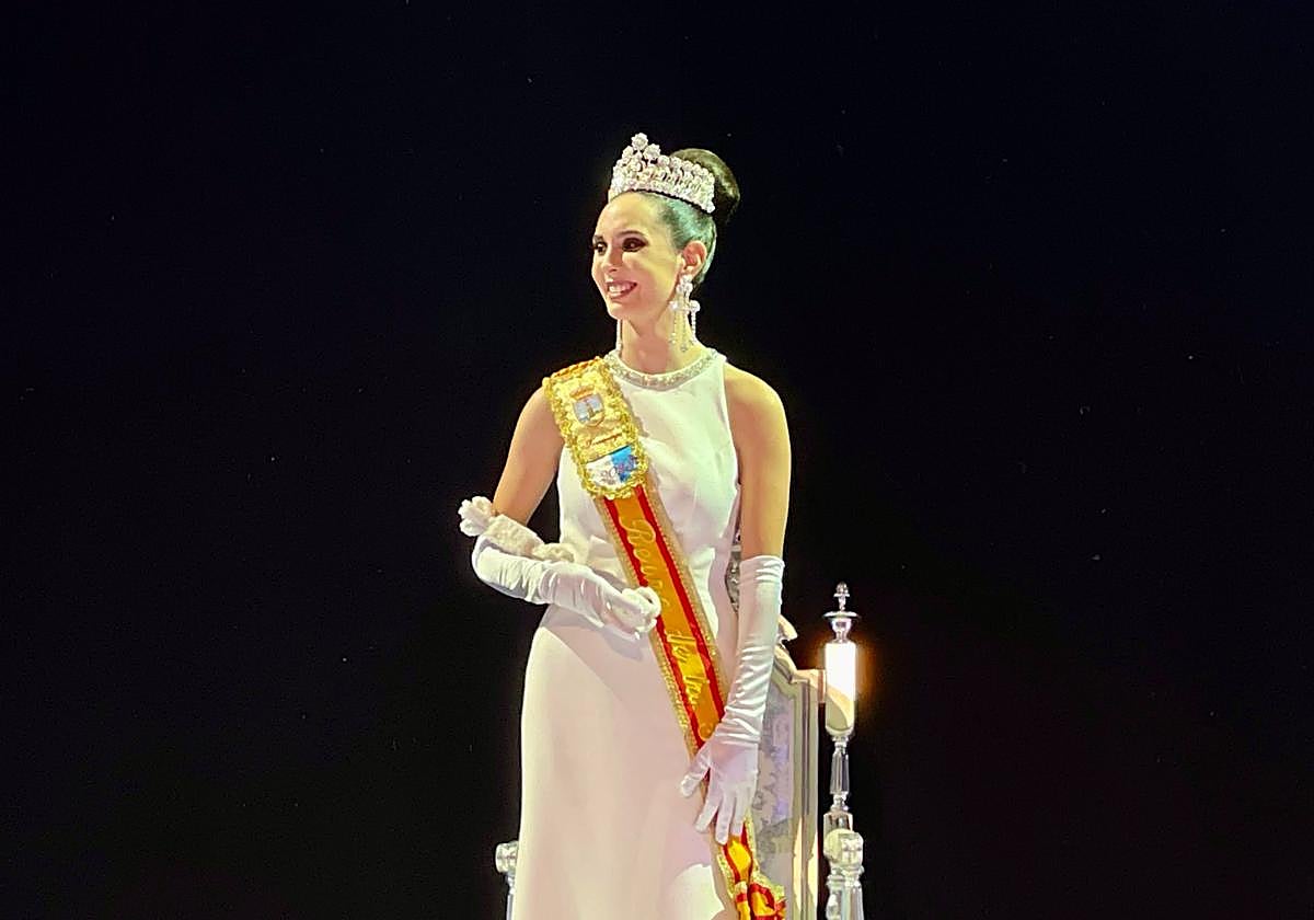 Mireya Hernández, ya ataviada con el cetro cuajado, los pendientes, la corona y la banda.