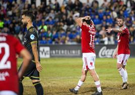 Guarrotxena se lamenta tras una ocasión fallada del Real Murcia.