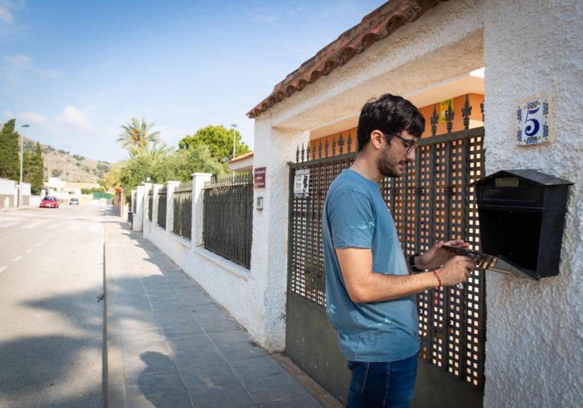 Buzones De Correos De Pie En Una Línea Fotos, retratos, imágenes y