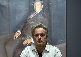 Nacho Ruiz ante el retrato de José María de Cossío que pintó Cristóbal Hall en 1928, obra prestada por el diario 'El Norte de Castilla'.