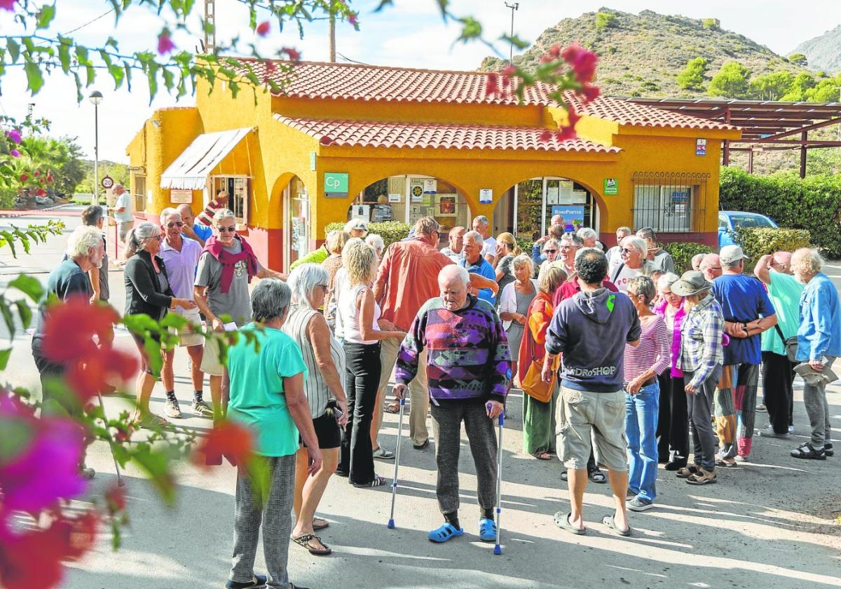 Un grupo de inquilinos del camping El Portús, reunidos el jueves, en el acceso a las instalaciones del camping.