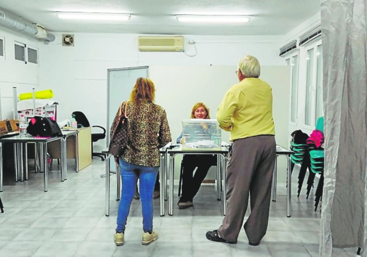 Dos vecinos, durante la votación en El Fenazar, el sábado.