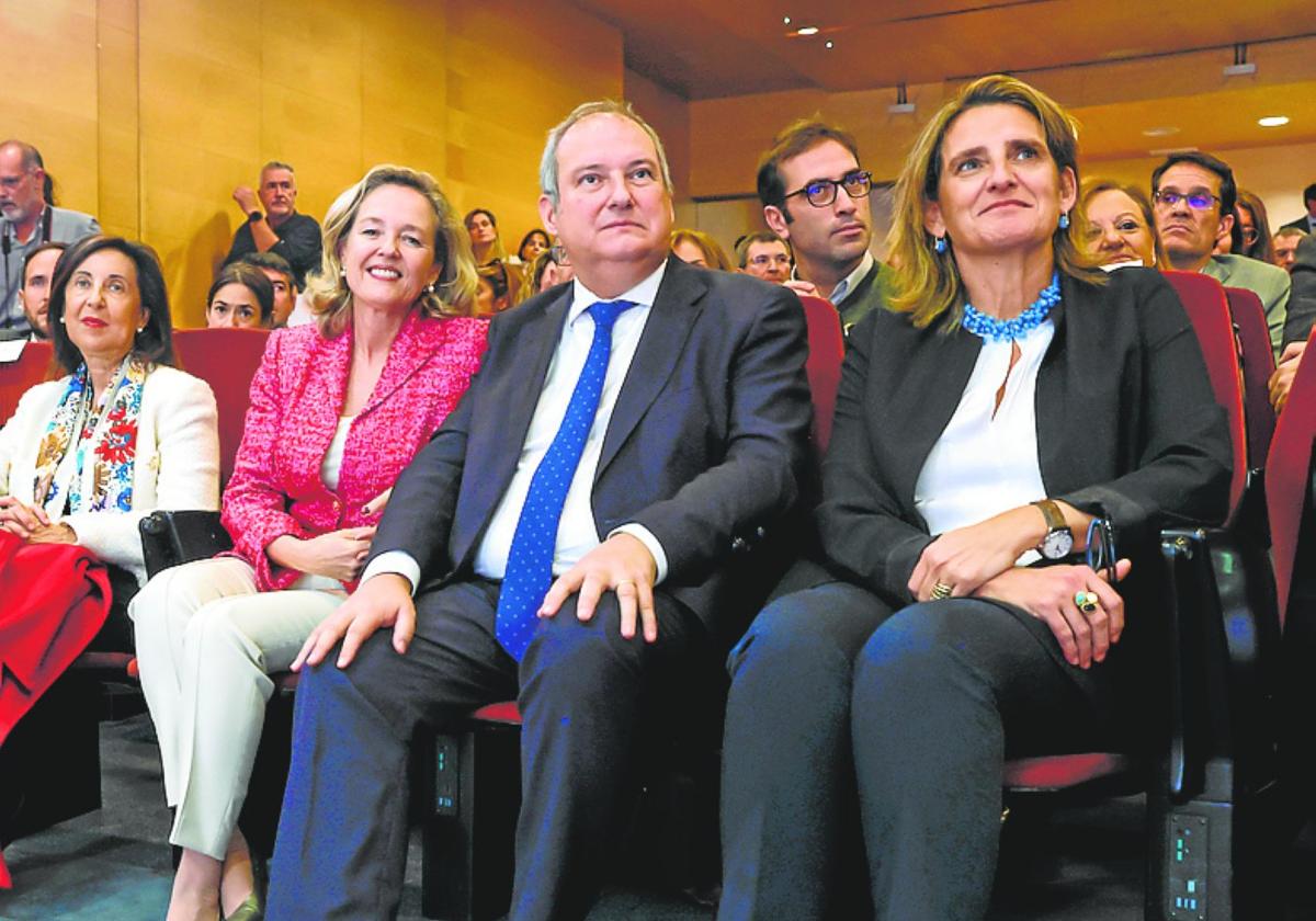 Teresa Ribera, a la derecha, ayer con Jordi Hereu, Nadia Calviño y Margarita Robles en la toma de posesión de José Luis Escrivá.