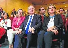 Teresa Ribera, a la derecha, ayer con Jordi Hereu, Nadia Calviño y Margarita Robles en la toma de posesión de José Luis Escrivá.