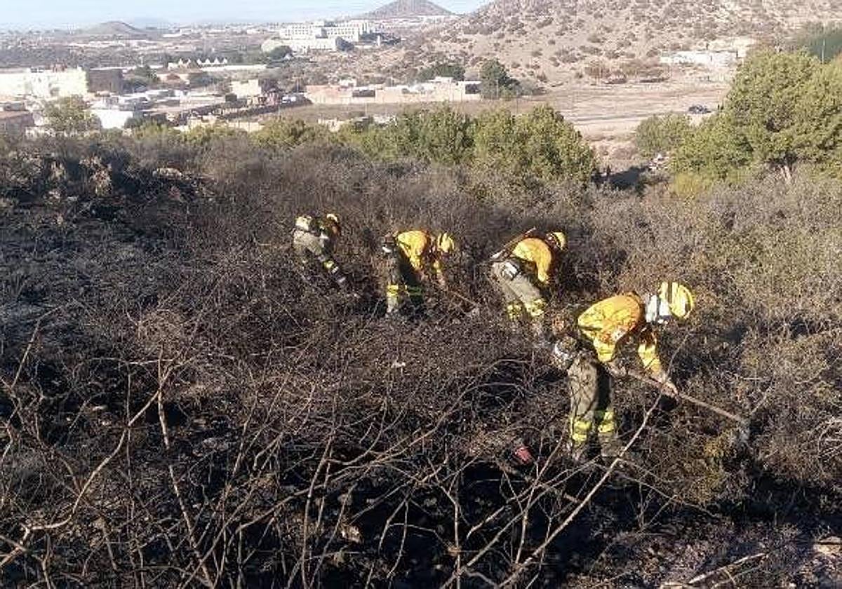 Bomberos en la zona afectada por el fuego.