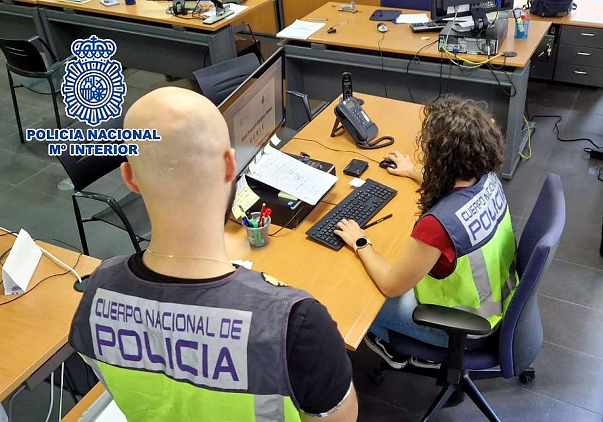 Los investigadores durante la operación que ha finalizado con la detención del presunto autor de los hechos.