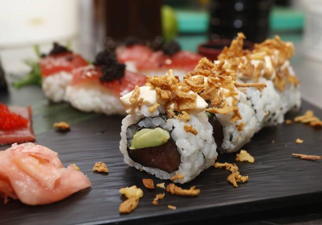 Un plato de sushi.