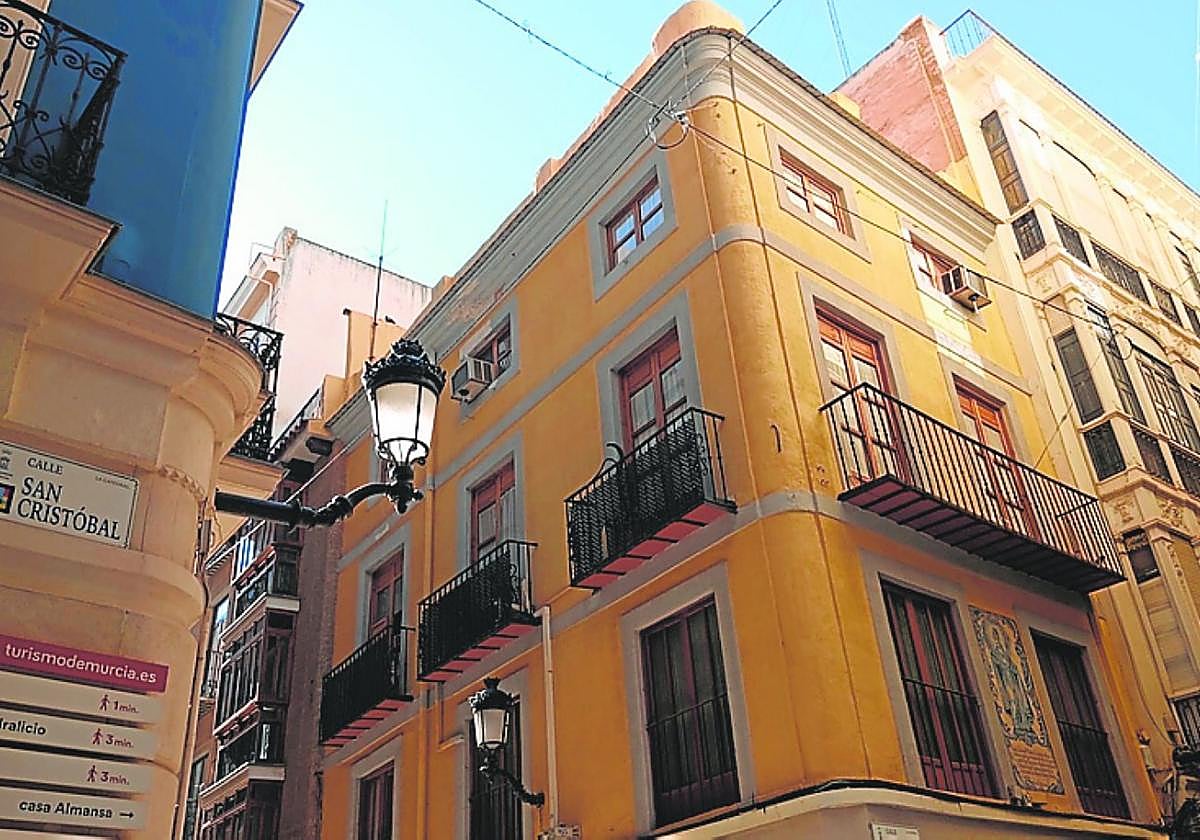 Vivienda tradicional, ubicada en la esquina de Trapería y Platería, que aspira a entrar en el catálogo municipal de edificios protegidos.