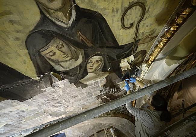 Consolidación de uno de los murales de Verdú; parte de la composición será arrancada para sanear el muro. Después, la pintura volverá a su sitio.