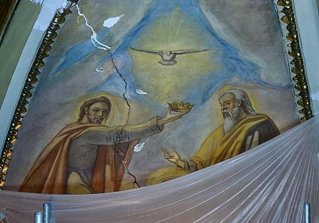 Escena de la Coronación de la Virgen, tras su limpieza, a falta de rellenar la grieta, que ya ha sido cosida con varillas de fibra de vidrio.