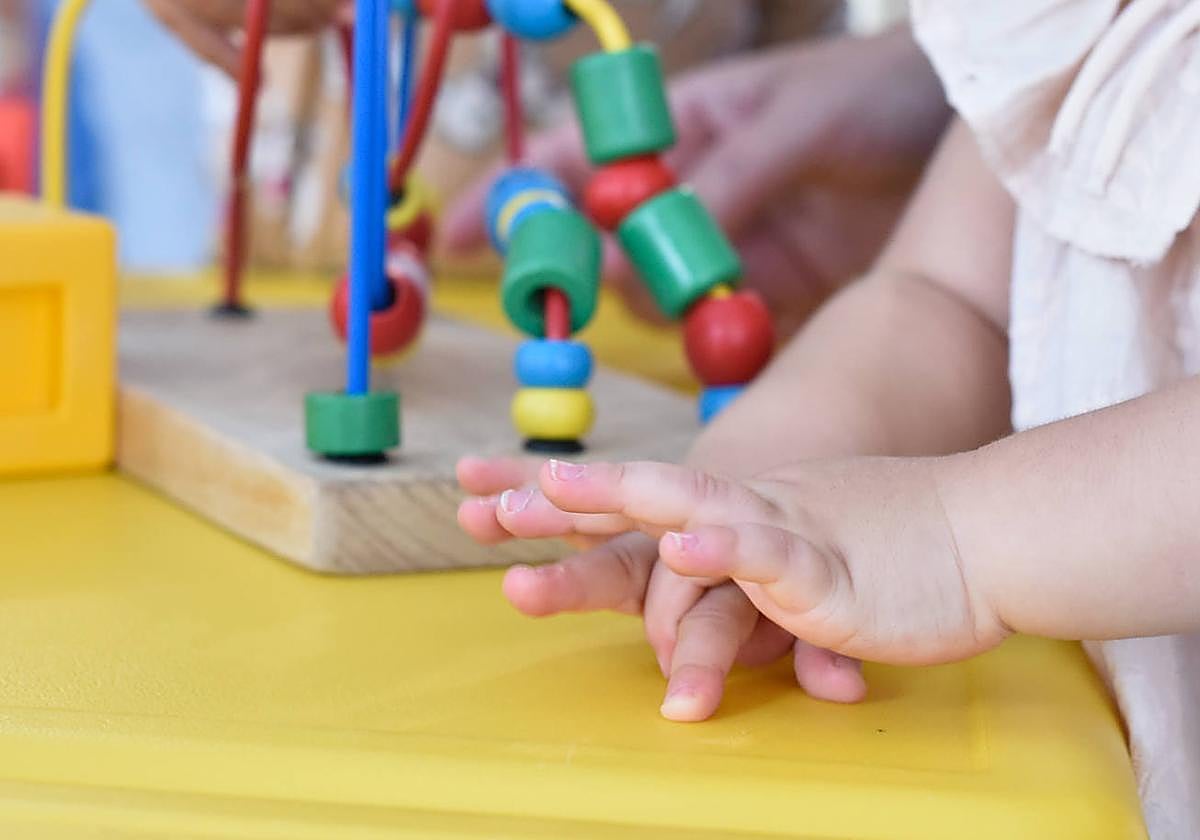 Una niña en un colegio de Murcia, en una imagen de archivo.