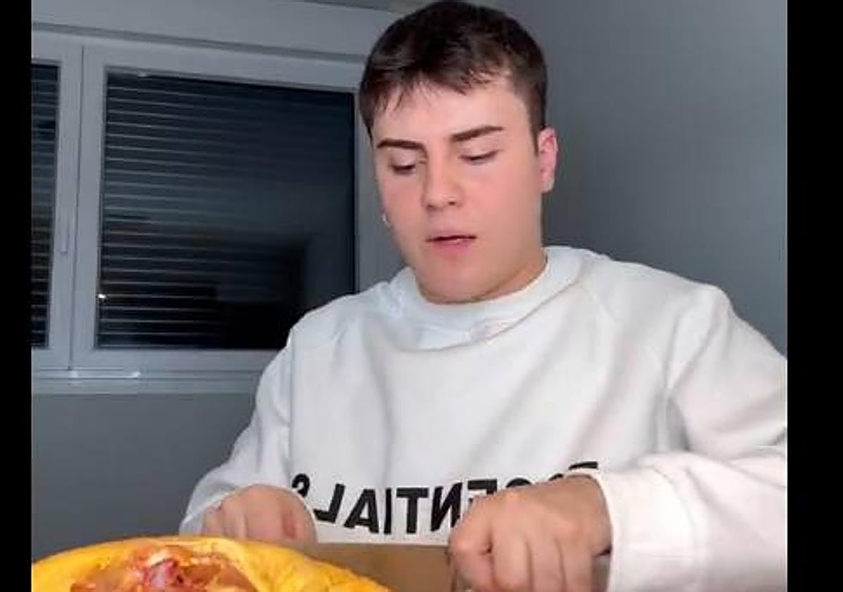 Las redes, divididas por el vídeo del chico que se 'atreve' a cortar un pollo