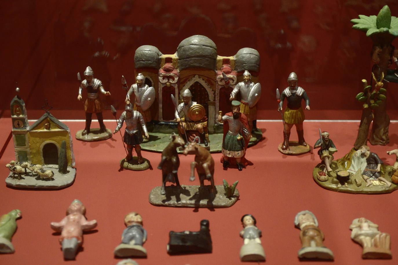 La inauguración de la exposición por el 100 aniversario del Suplemento Literario de LA VERDAD, en imágenes