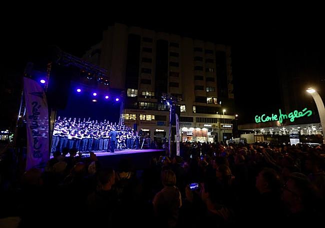 El coro, durante su actuación.