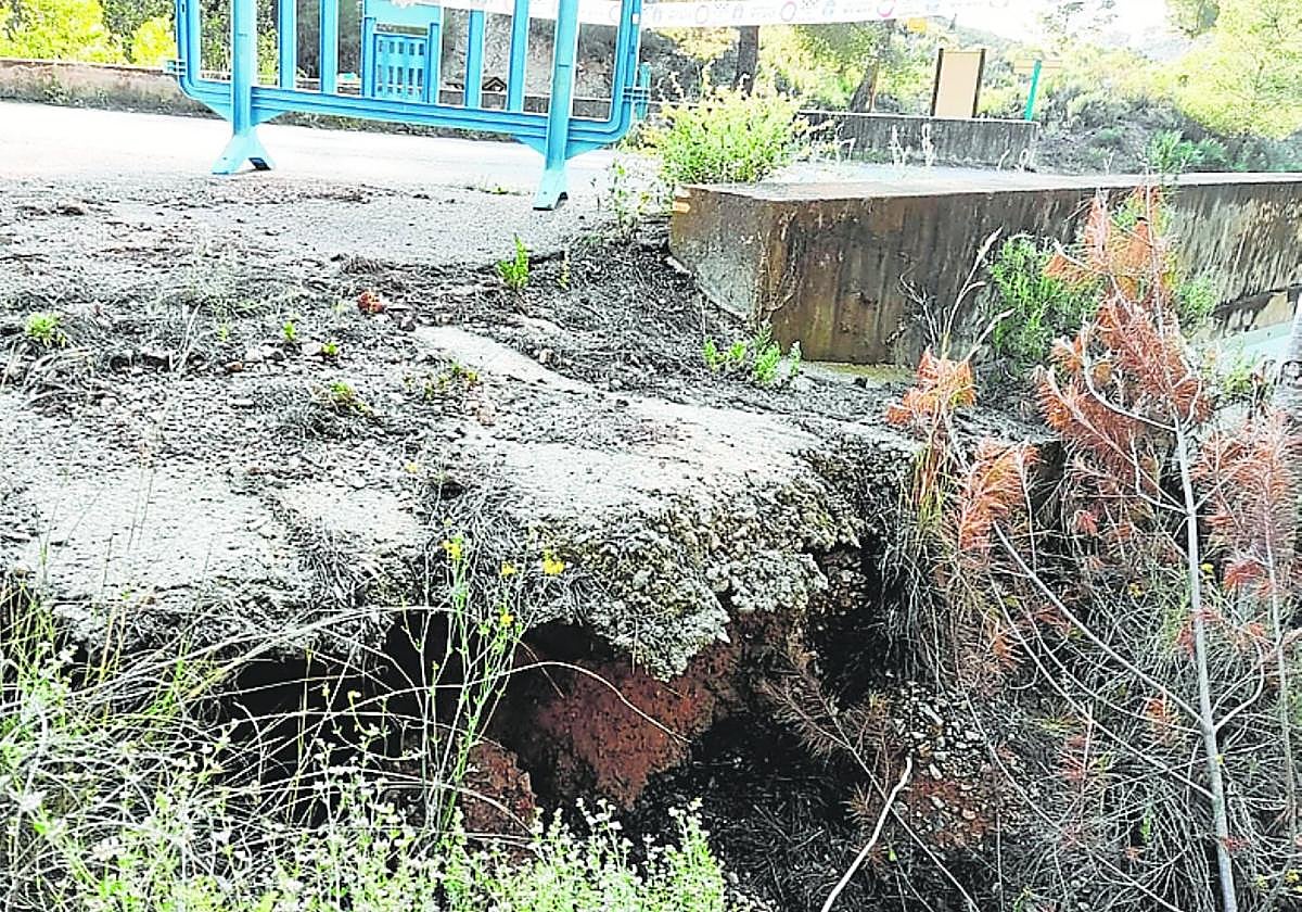 Tramo de la carretera con desprendimientos en Torreguil.