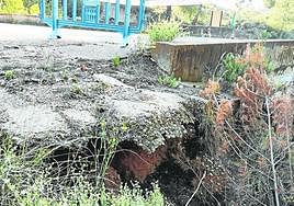 Tramo de la carretera con desprendimientos en Torreguil.