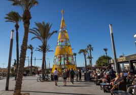 Árbol monumental instalado en el paseo Juan Aparicio, junto al monumento al Hombre del Mar.