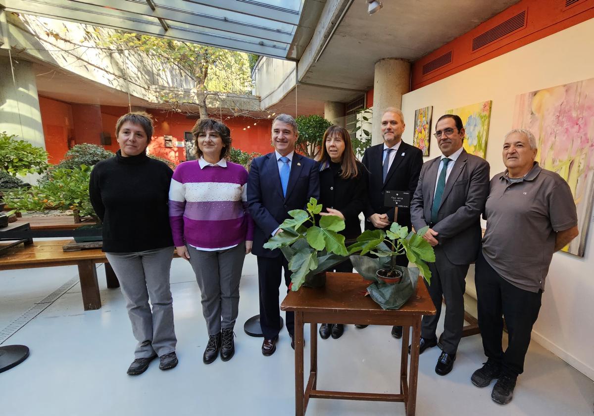 Foto de familia durante el acto de entrega de los esquejes.