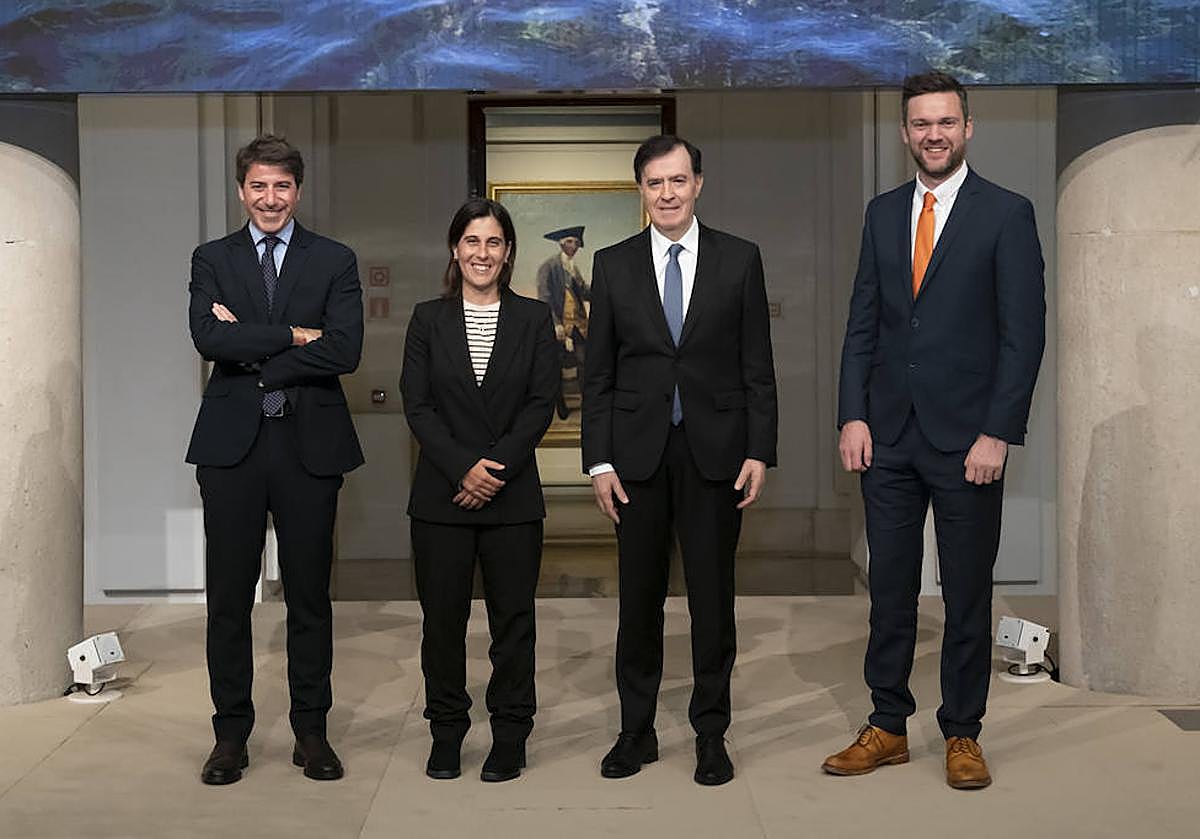 De izq a dcha: Miguel Ángel Ruiz Parra, periodista ambiental de La Verdad, galardonado en la categoría de Difusión del Conocimiento y Sensibilidad en Conservación de la Biodiversidad en España; Eva Graciá, presidenta de la Asociación Herpetológica Española (AHE), galardonada en la categoría de Conservación de la Biodiversidad en España; Rafael Pardo, director de la Fundación BBVA; Paul Barnes, director del Programa EDGE of Existence de la Sociedad Zoológica de Londres, galardonado en la categoría de Premio Mundial a la Conservación de la Biodiversidad.