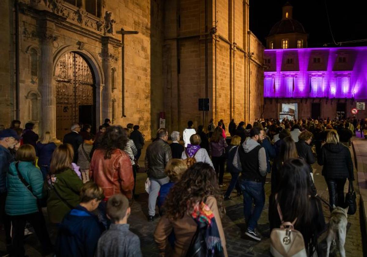 Orihuela llora a sus dos víctimas de la violencia machista en este año con la sonada ausencia de Vox