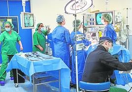 Un equipo quirúrgico en una sala de operaciones del Hospital Santa Lucía, en una fotografía de archivo.