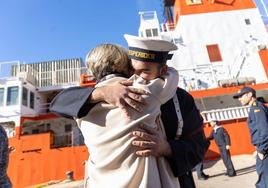 Una madre y su hijo se despiden este viernes el el muelle Juan de Borbón, ante el 'Hespérides'.