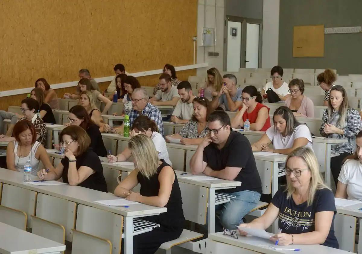 Anteriores oposiciones de Auxiliar Administrativo del SMS en el Aulario Norte del Campus de Espinardo de Murcia.