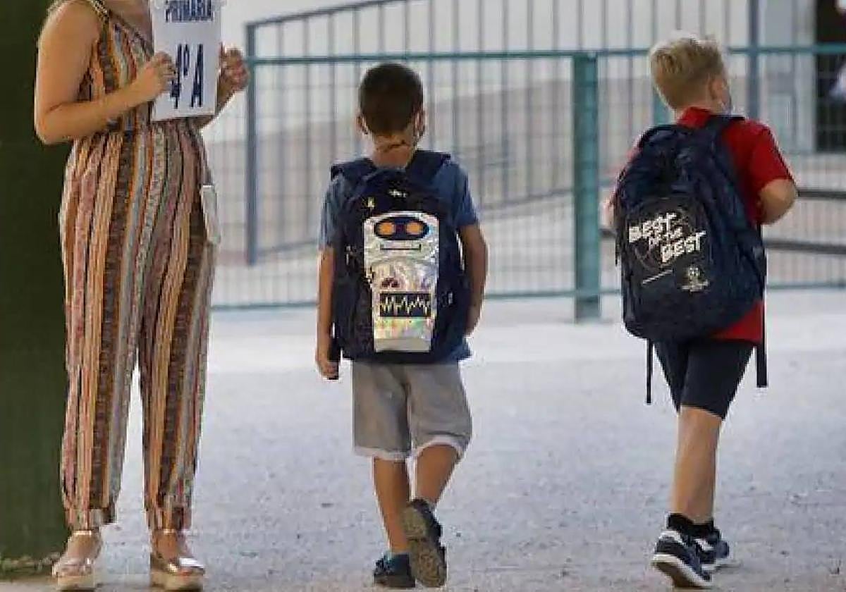 Dos niños acceden a un colegio de Murcia, en una imagen de archivo.