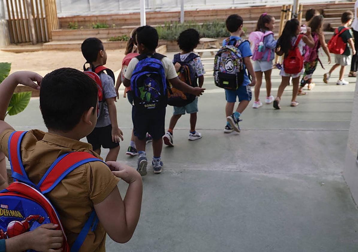 Un grupo de alumnos se dispone a entrar en clase en fila, en una imagen de archivo.