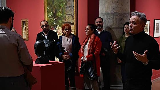 La visita guiada a la exposición del centenario del Suplemento Literario, en imágenes