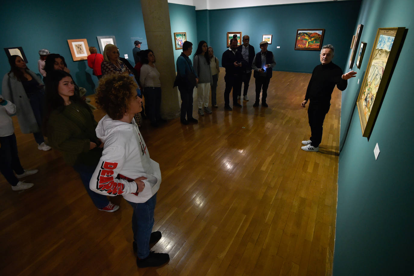 La visita guiada a la exposición del centenario del Suplemento Literario, en imágenes